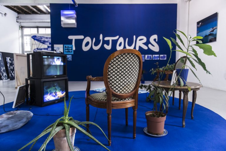 Forde Le ciel, l’eau, les dauphins, la vierge, les flics, le sang des nobles, l’ONU, l’Europe, les casques bleus, Facebook, Twitter