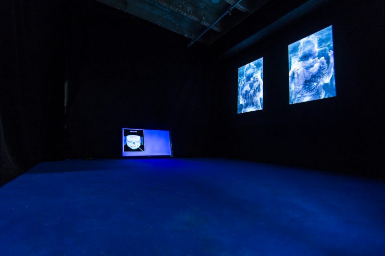 Forde Le ciel, l’eau, les dauphins, la vierge, les flics, le sang des nobles, l’ONU, l’Europe, les casques bleus, Facebook, Twitter